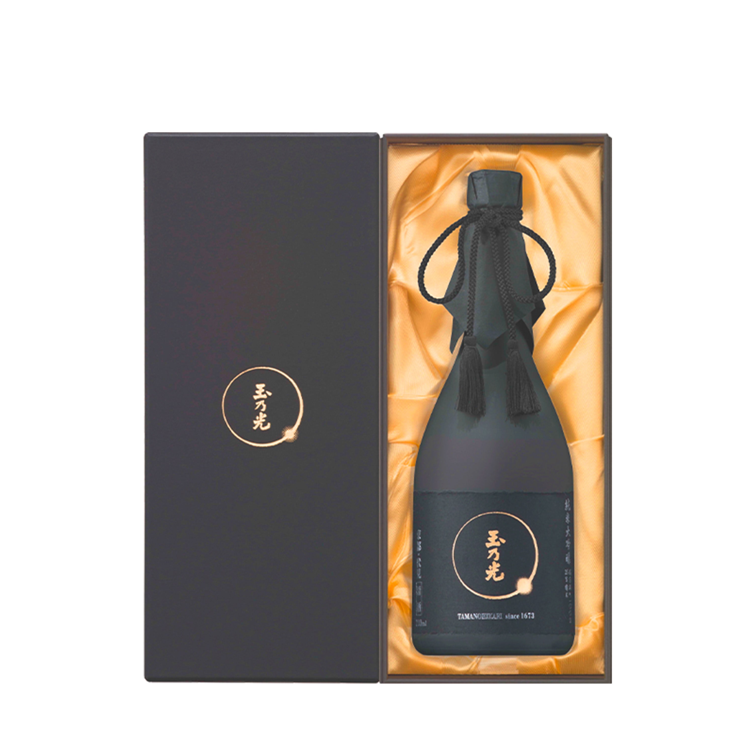玉乃光 BLACK LABEL 720ml 黑色瓶身與黑色禮盒 官方商品圖片